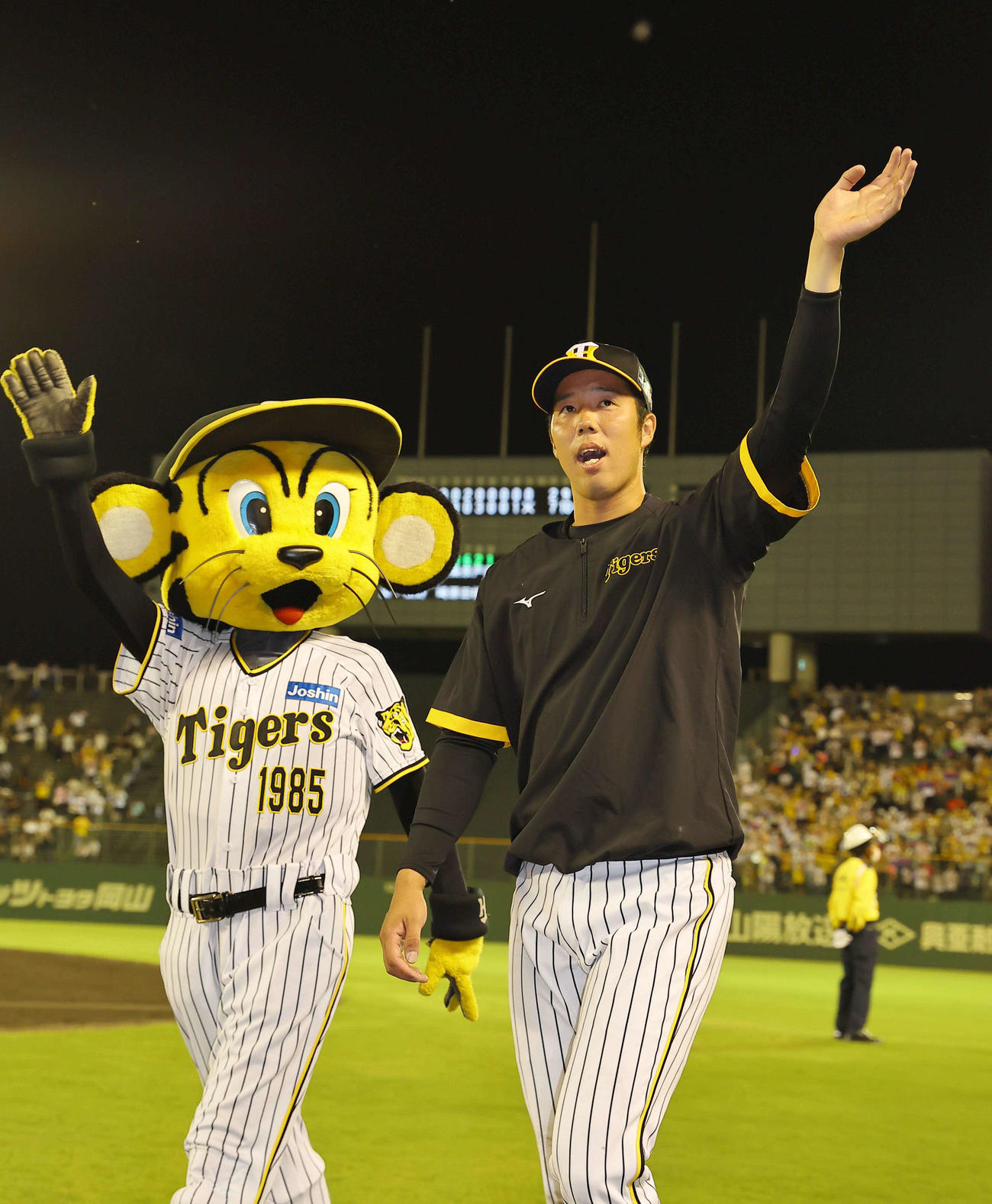 阪神対DeNA 3勝目をあげた青柳はファンの歓声に手を上げて応える（撮影・上田博志）