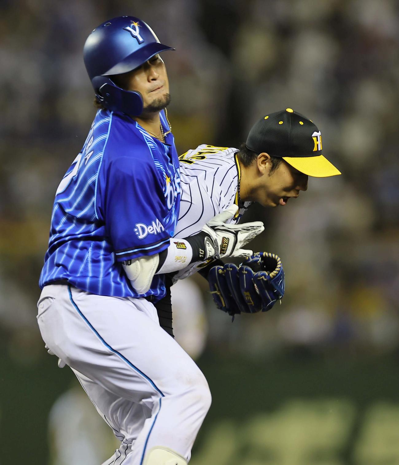 阪神対DeNA 7回表DeNA2死、一ゴロに打ち取った戸柱（左）と激突する青柳（撮影・上田博志）