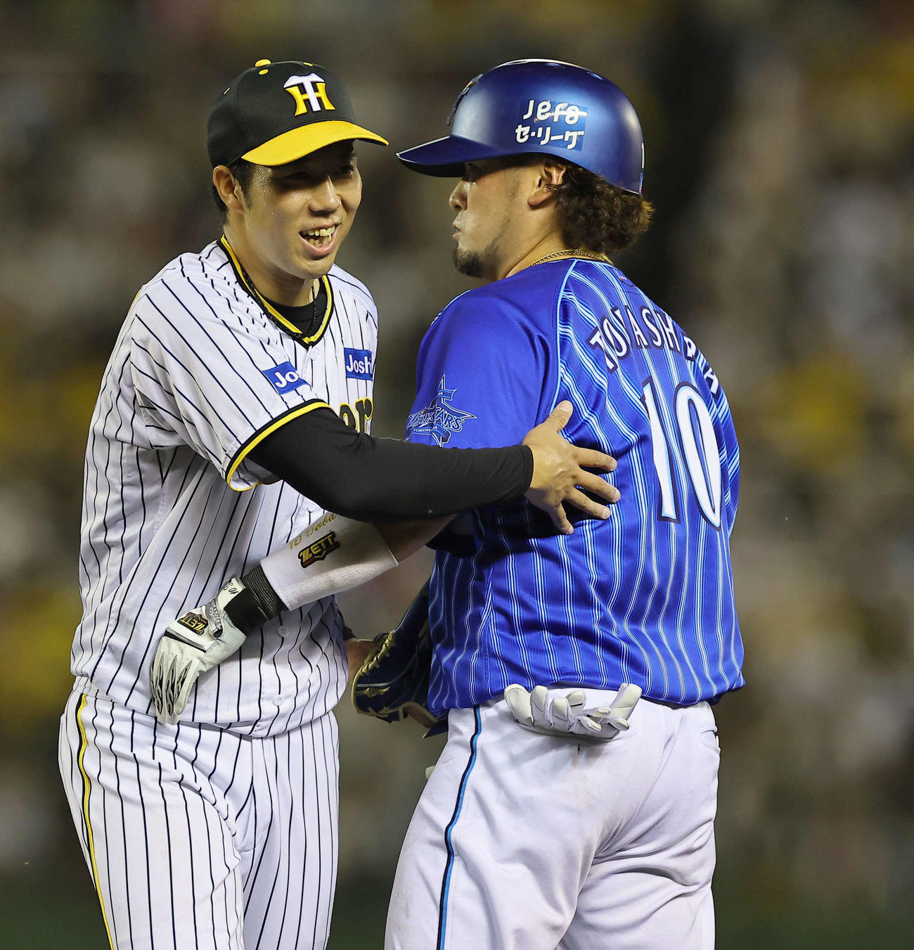 阪神対DeNA 7回表DeNA2死、一ゴロに打ち取った戸柱（右）と激突した青柳は笑顔で無事をアピールする？（撮影・上田博志）