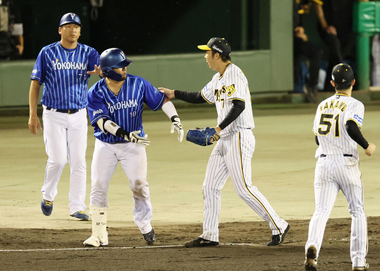 阪神対DeNA 7回表DeNA2死、一ゴロのベースカバーに入った青柳（右）に打者走者戸柱が接触もお互い無事を確認（撮影・加藤哉）