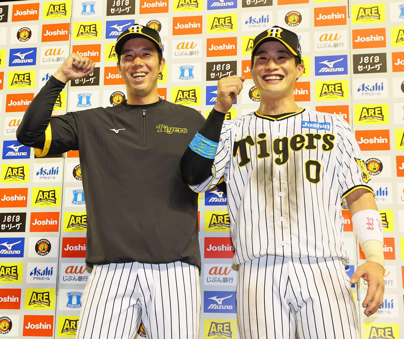 阪神対DeNA　お立ち台で笑顔を見せる青柳（左）と木浪（撮影・上田博志）
