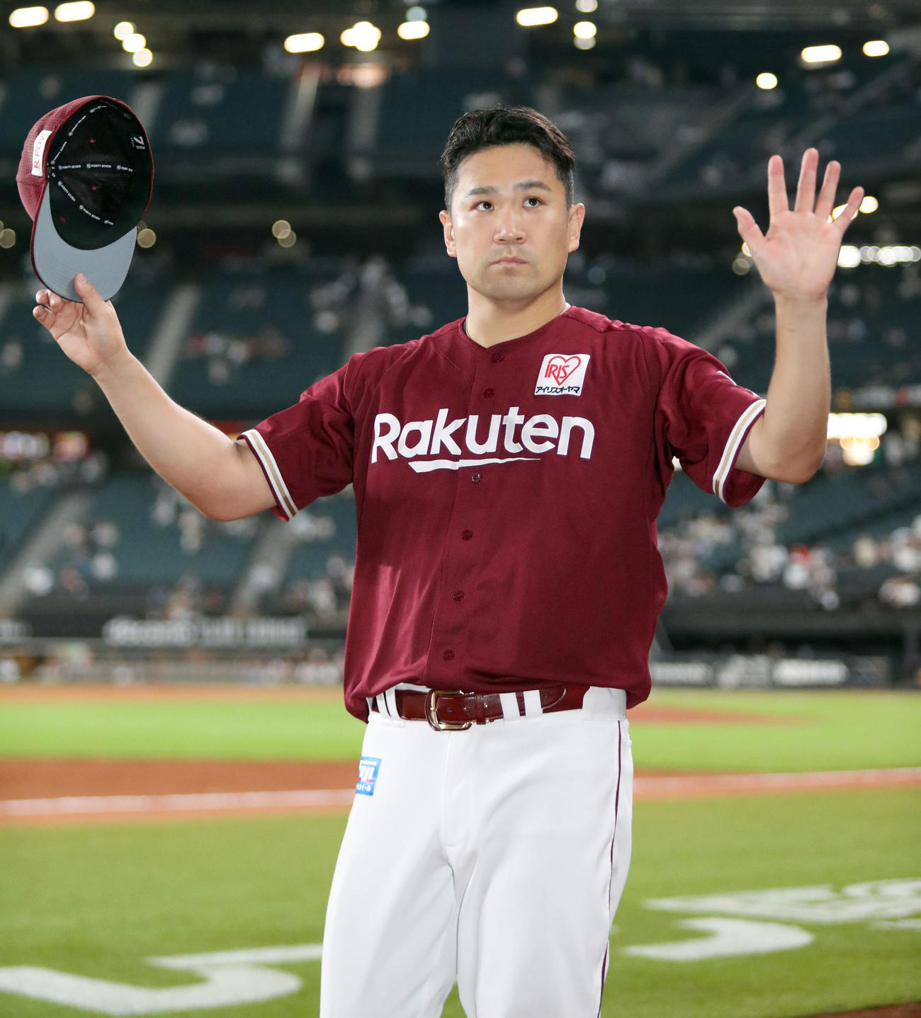 日本ハム対楽天　スタンド応援席のファンに応えながら引き揚げる楽天田中将（撮影・佐藤翔太）