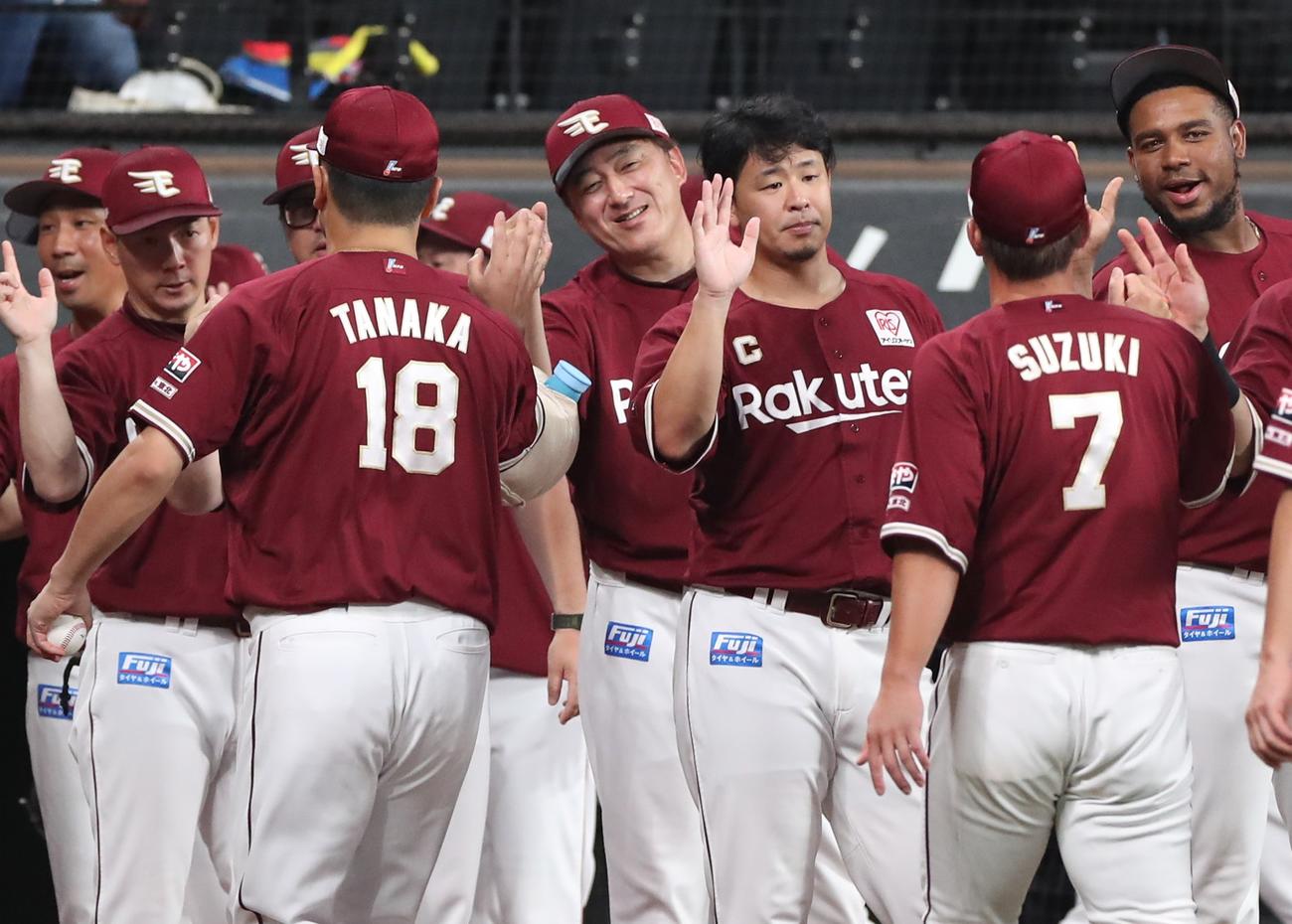 日本ハム対楽天　試合後、ナインを出迎える石井監督（中央）（撮影・黒川智章）