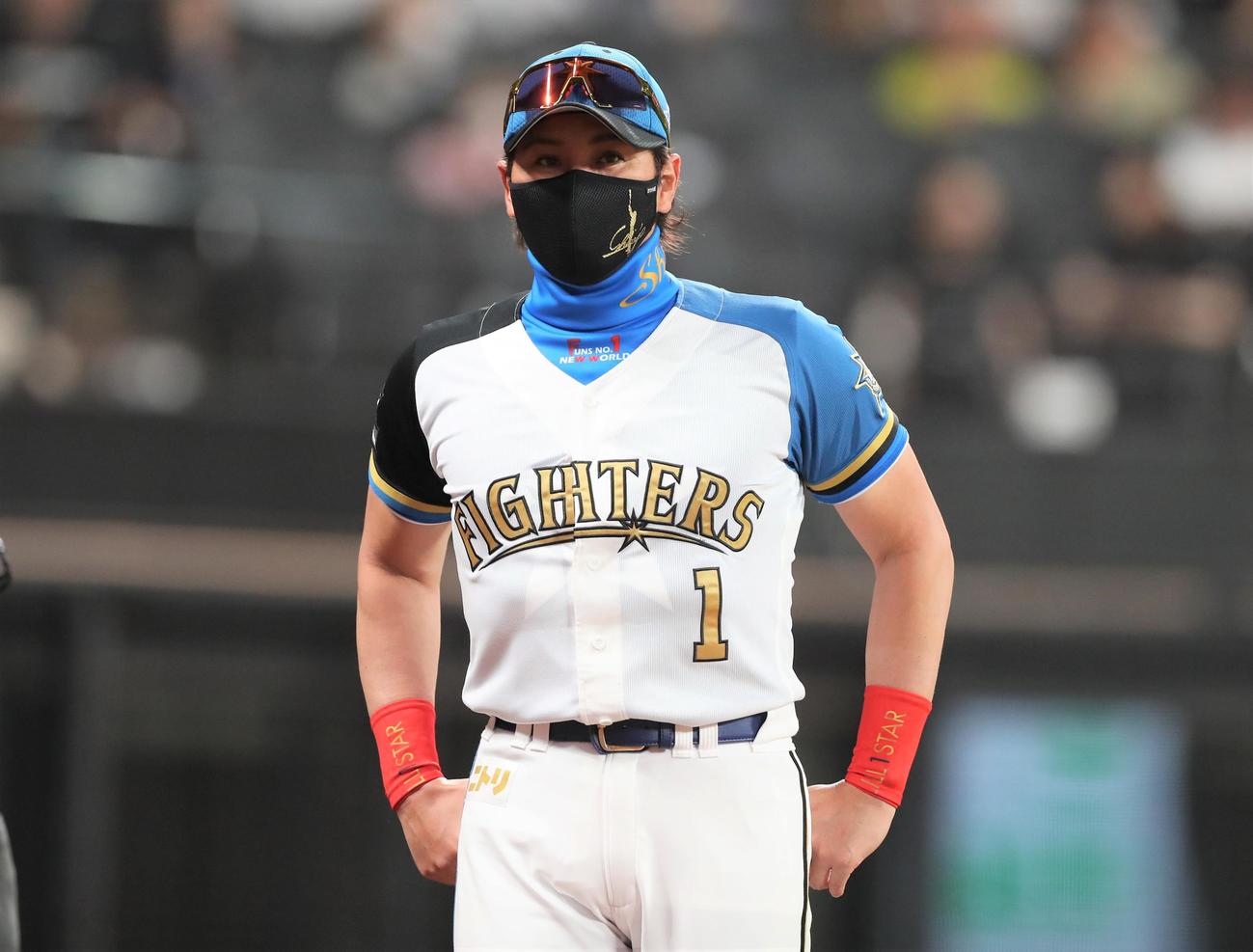 日本ハム対楽天　選手交代を告げる新庄監督（撮影・黒川智章）