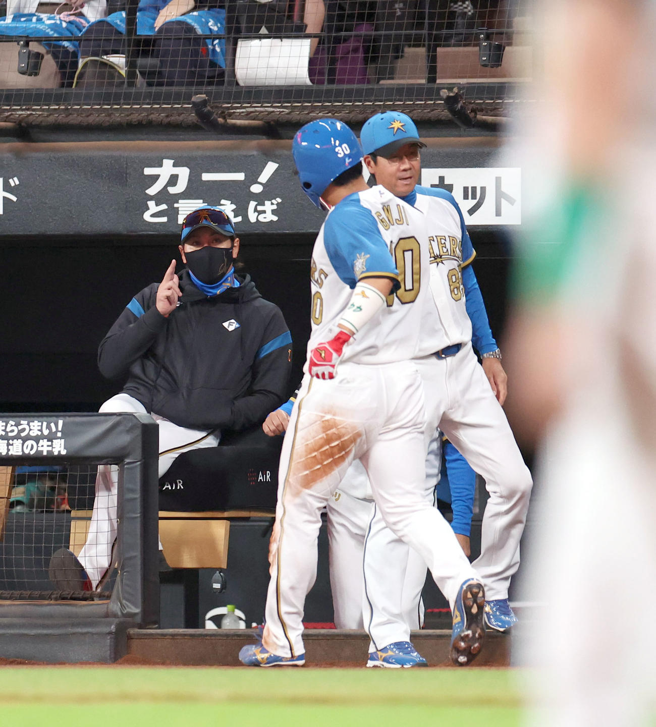 日本ハム対楽天　3回裏日本ハム1死一、二塁、松本剛の左前適時打で生還した郡司を出迎える新庄監督（撮影・佐藤翔太）