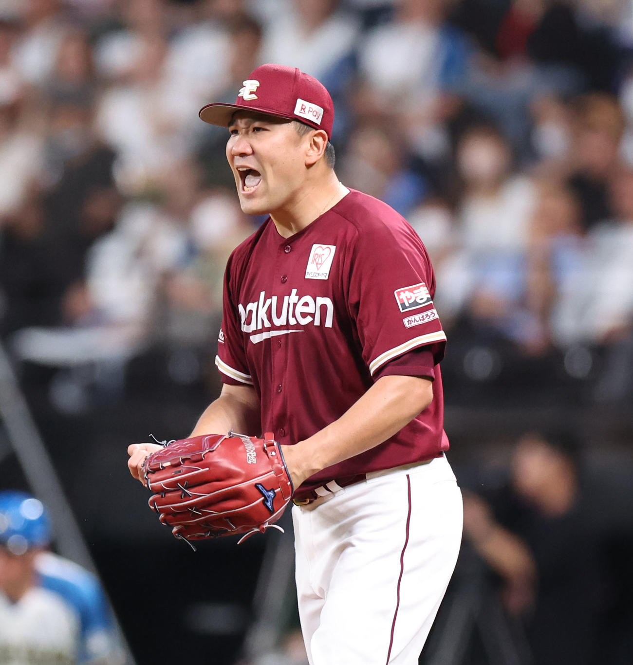 日本ハム対楽天　5回裏日本ハム無死一塁、郡司を併殺打に仕留め雄たけびを上げる田中将（撮影・佐藤翔太）