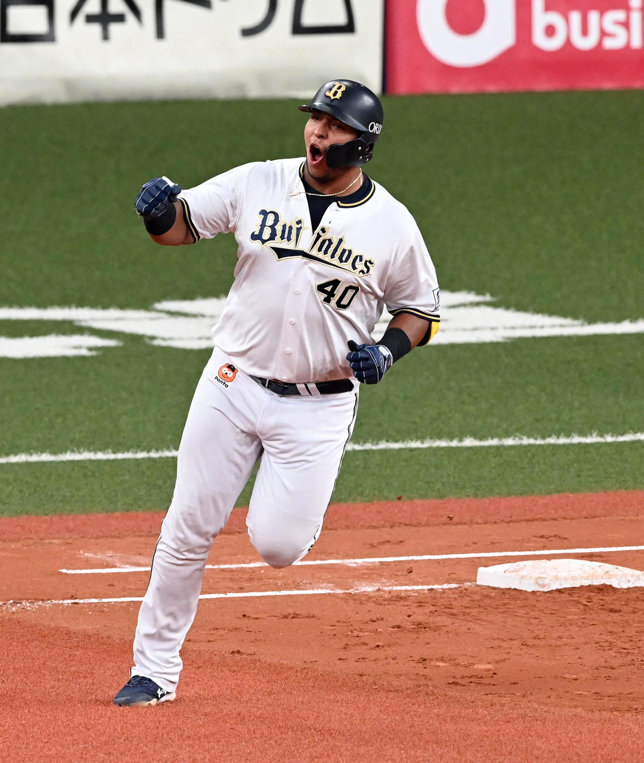 オリックス対ロッテ　3回裏オリックス2死満塁、セデーニョは右越え先制満塁本塁打を放ちガッツポーズ（撮影・前岡正明）