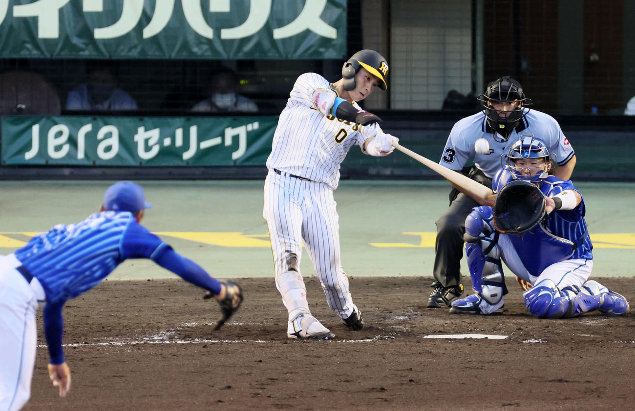 阪神対DeNA　3回裏阪神2死満塁、木浪は中堅へ走者一掃の適時二塁打を放つ。投手は笠原（撮影・加藤哉）