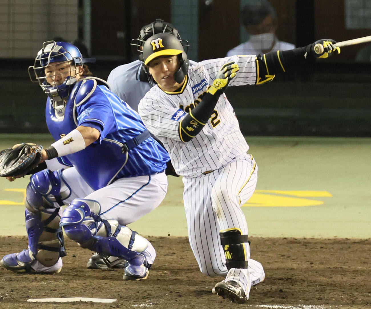 阪神対DeNA　5回裏阪神1死一塁、梅野は左へ二塁打を放つ（撮影・加藤哉）