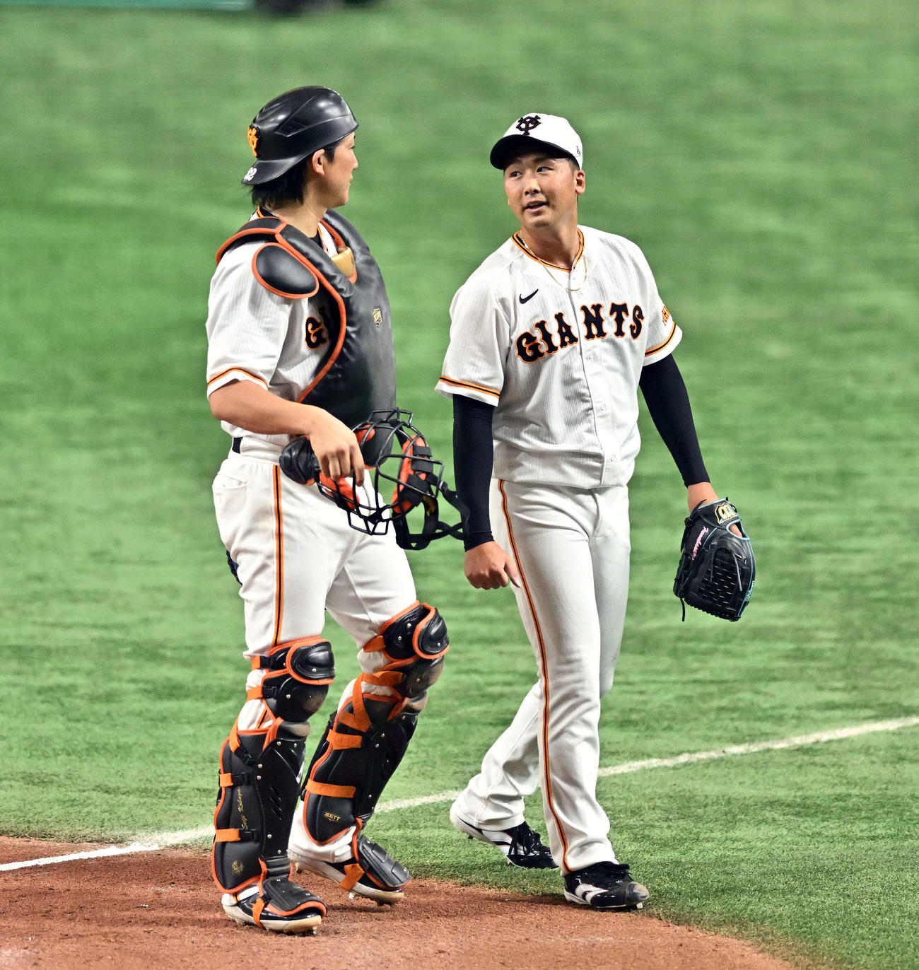 巨人対広島　試合前のシート打撃の投球を終えた巨人船迫（右）は捕手小林と引き揚げる（撮影・滝沢徹郎）
