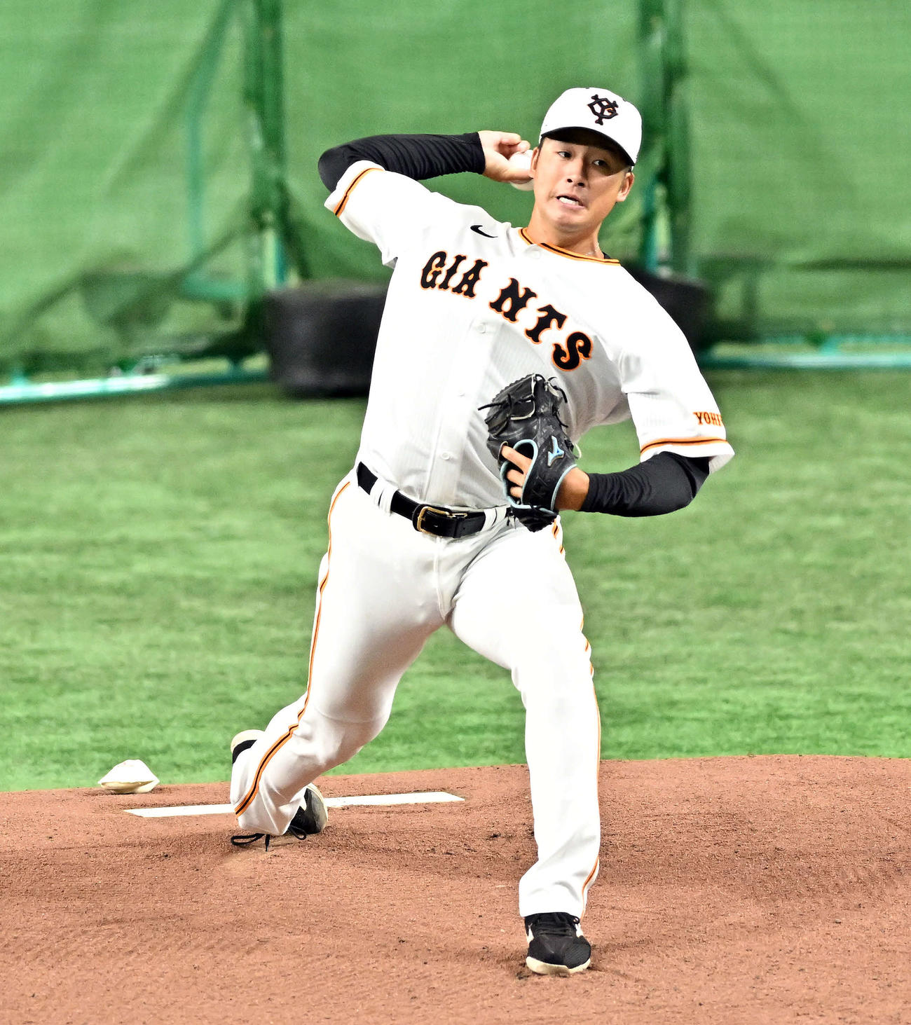 巨人対広島　試合前のシート打撃で投球する巨人堀田（撮影・滝沢徹郎）