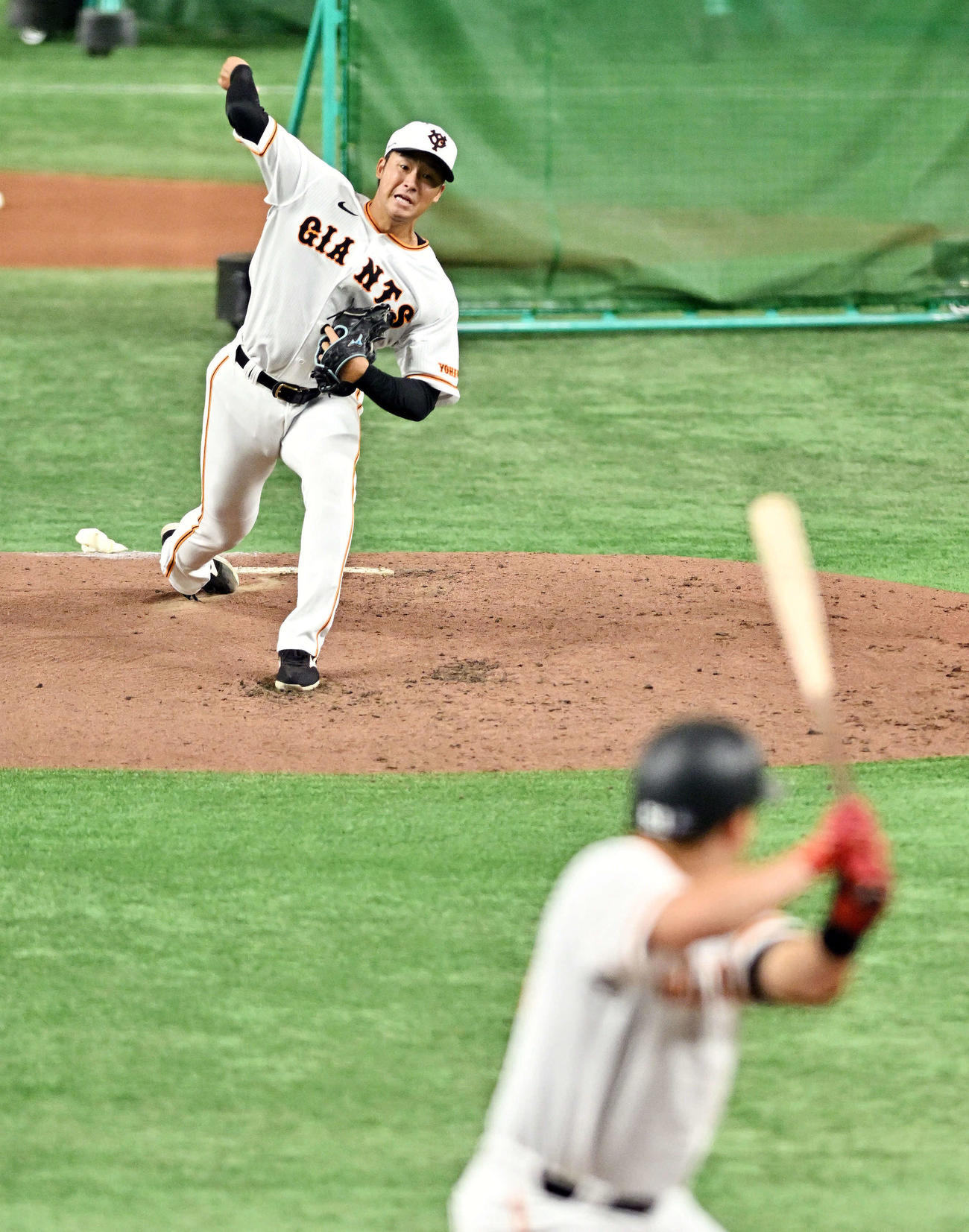 巨人対広島　試合前のシート打撃で投球する巨人堀田。打者浅野（撮影・滝沢徹郎）