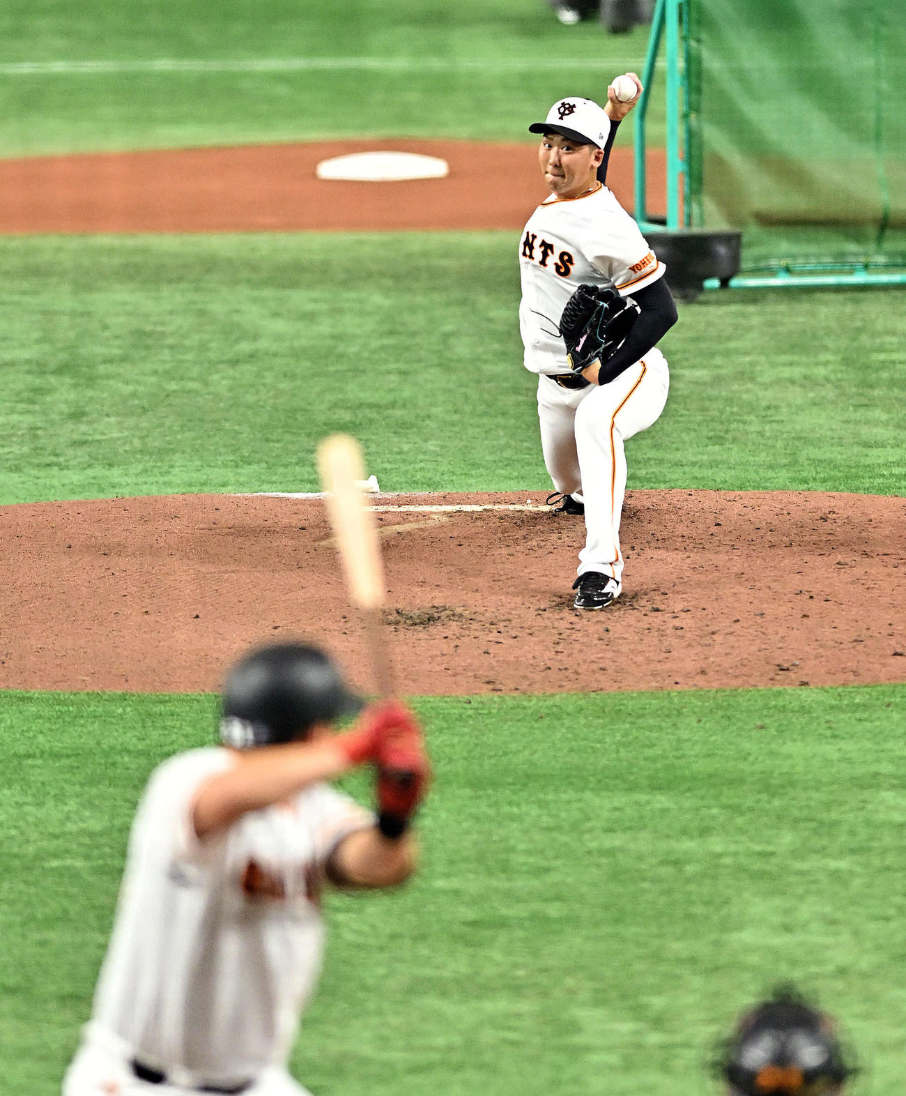 巨人対広島　試合前のシート打撃で投球する巨人船迫。打者浅野（撮影・滝沢徹郎）