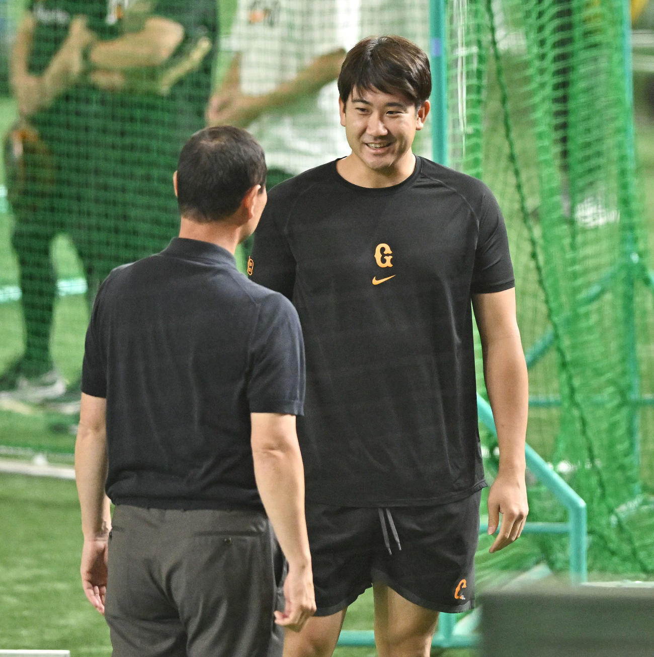 巨人対広島　試合前のシート打撃を見守った巨人菅野（後方）は桑田ファーム総監督と話す（撮影・滝沢徹郎）