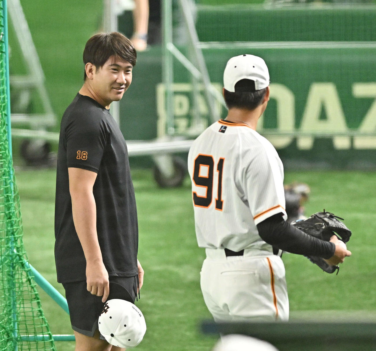 巨人対広島　試合前のシート打撃を見守った巨人菅野（左）は投球した堀田と話す（撮影・滝沢徹郎）