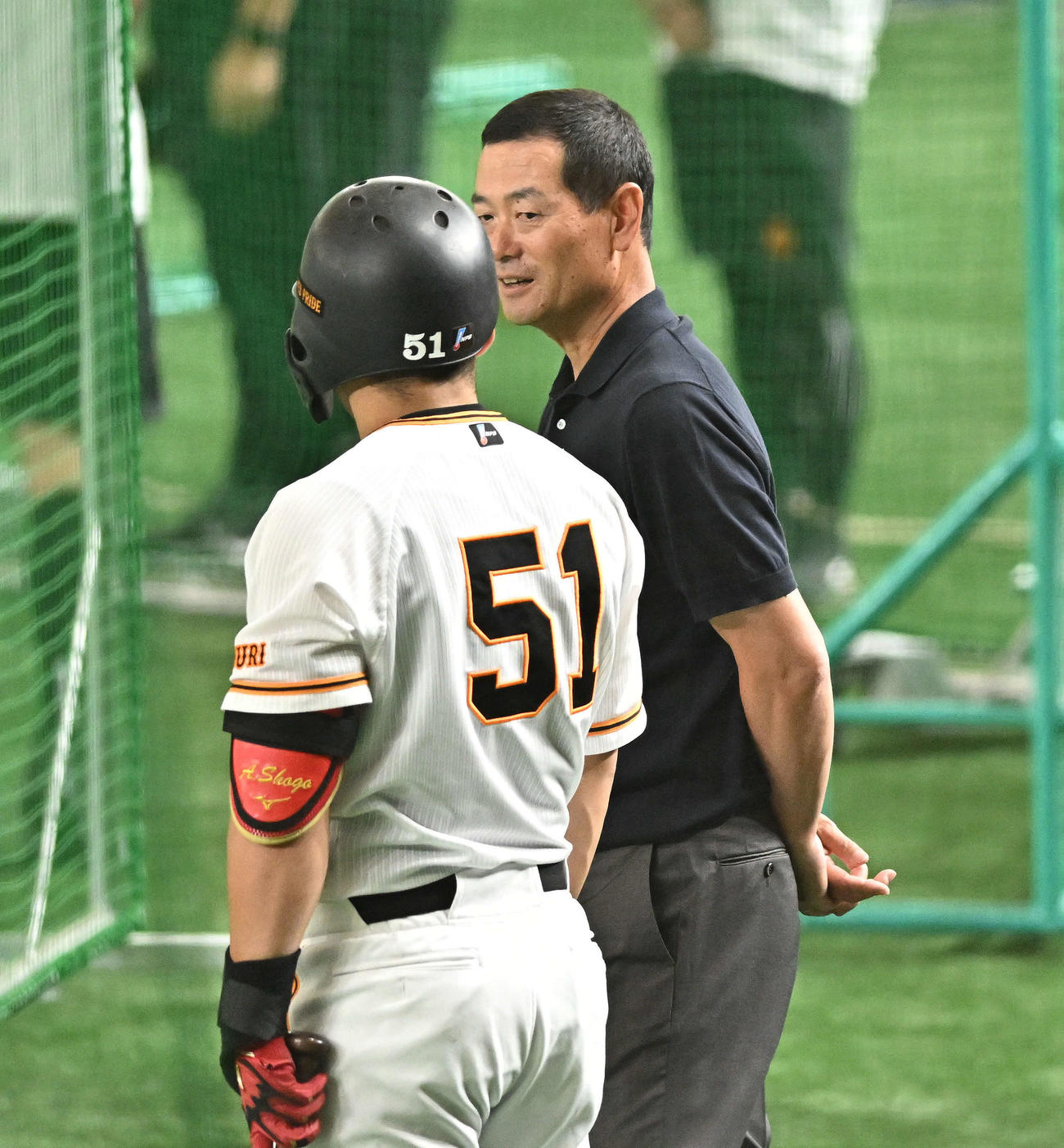 巨人対広島　試合前のシート打撃を見守った巨人桑田ファーム総監督（右）は浅野と話す（撮影・滝沢徹郎）