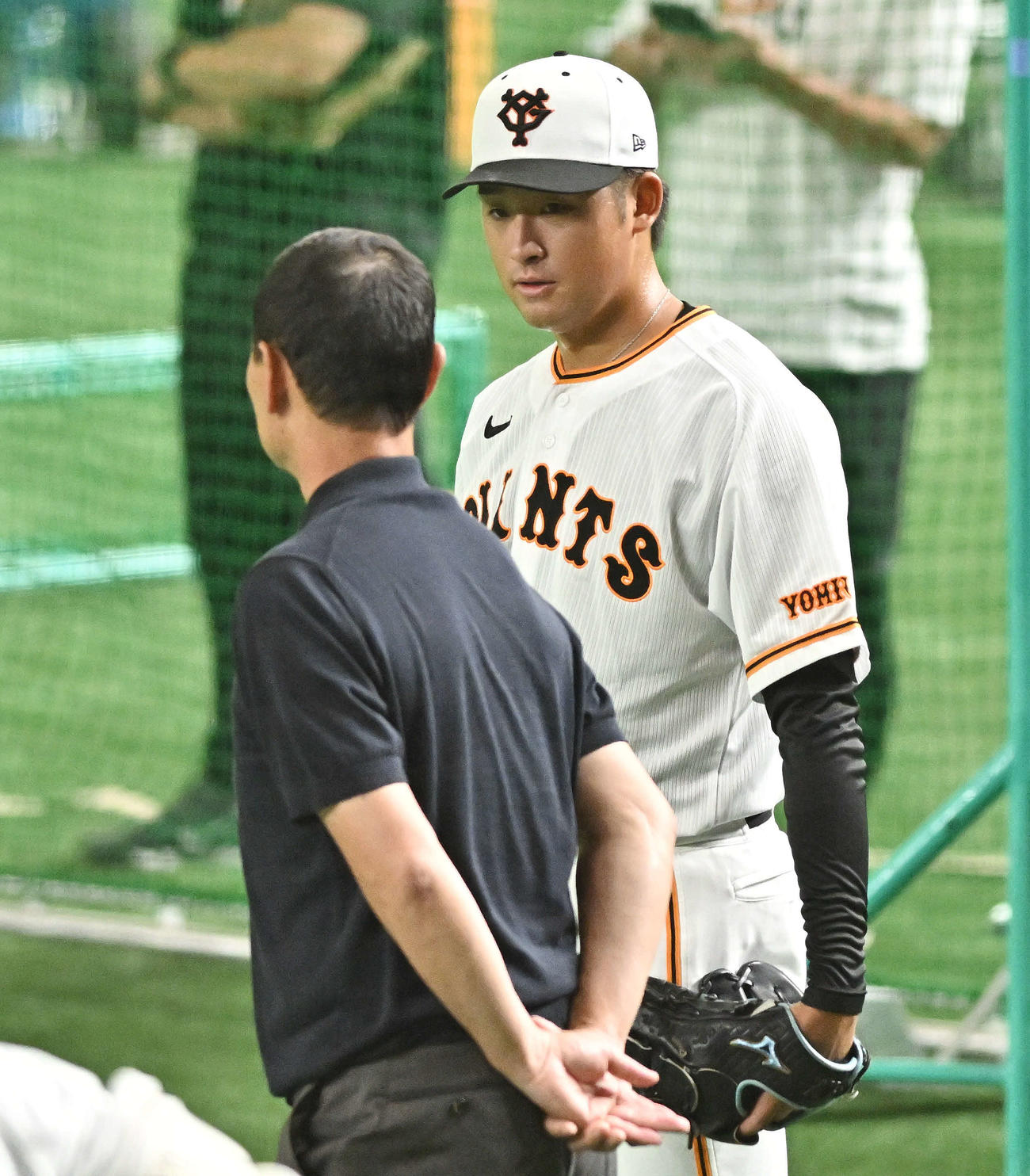 巨人対広島　試合前のシート打撃で投球した堀田（右）は桑田ファーム総監督と話す（撮影・滝沢徹郎）