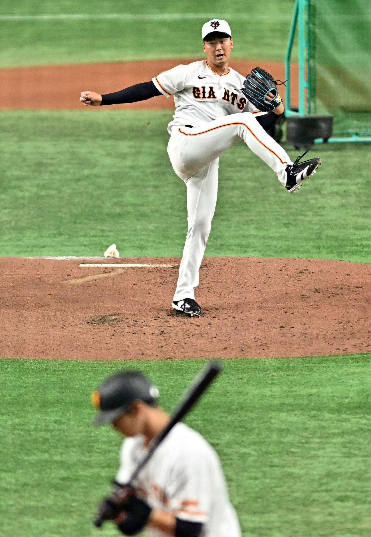 巨人対広島　試合前のシート打撃で投球する巨人船迫（撮影・滝沢徹郎）