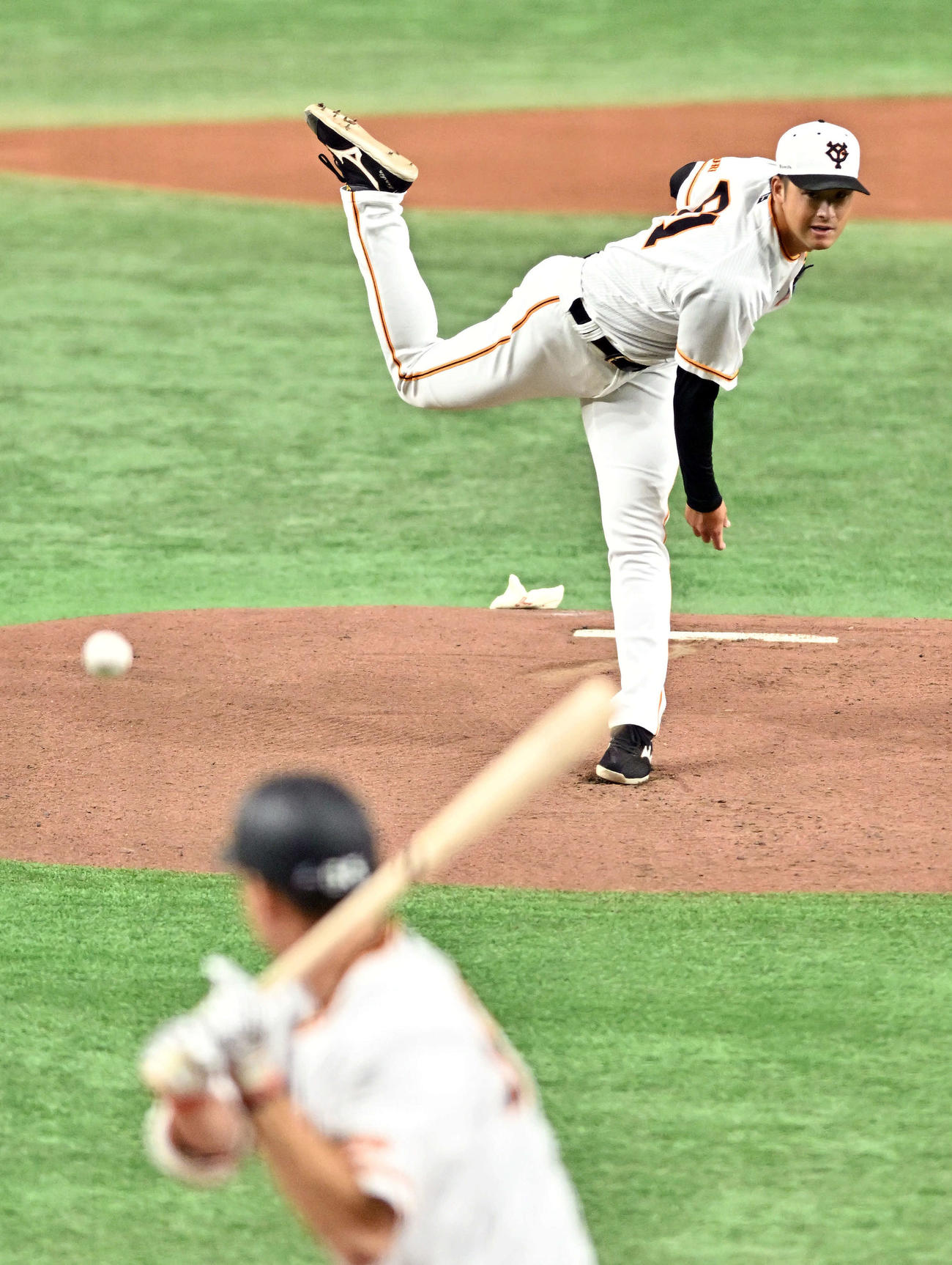 巨人対広島　試合前のシート打撃で投球する巨人堀田（撮影・滝沢徹郎）