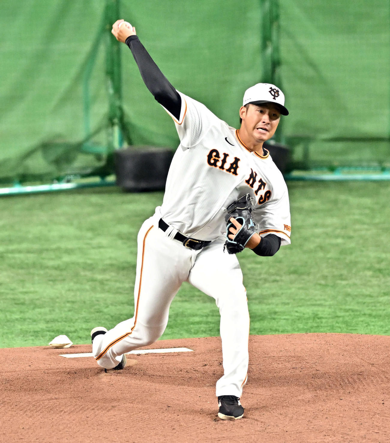 巨人対広島　試合前のシート打撃で投球する巨人堀田（撮影・滝沢徹郎）