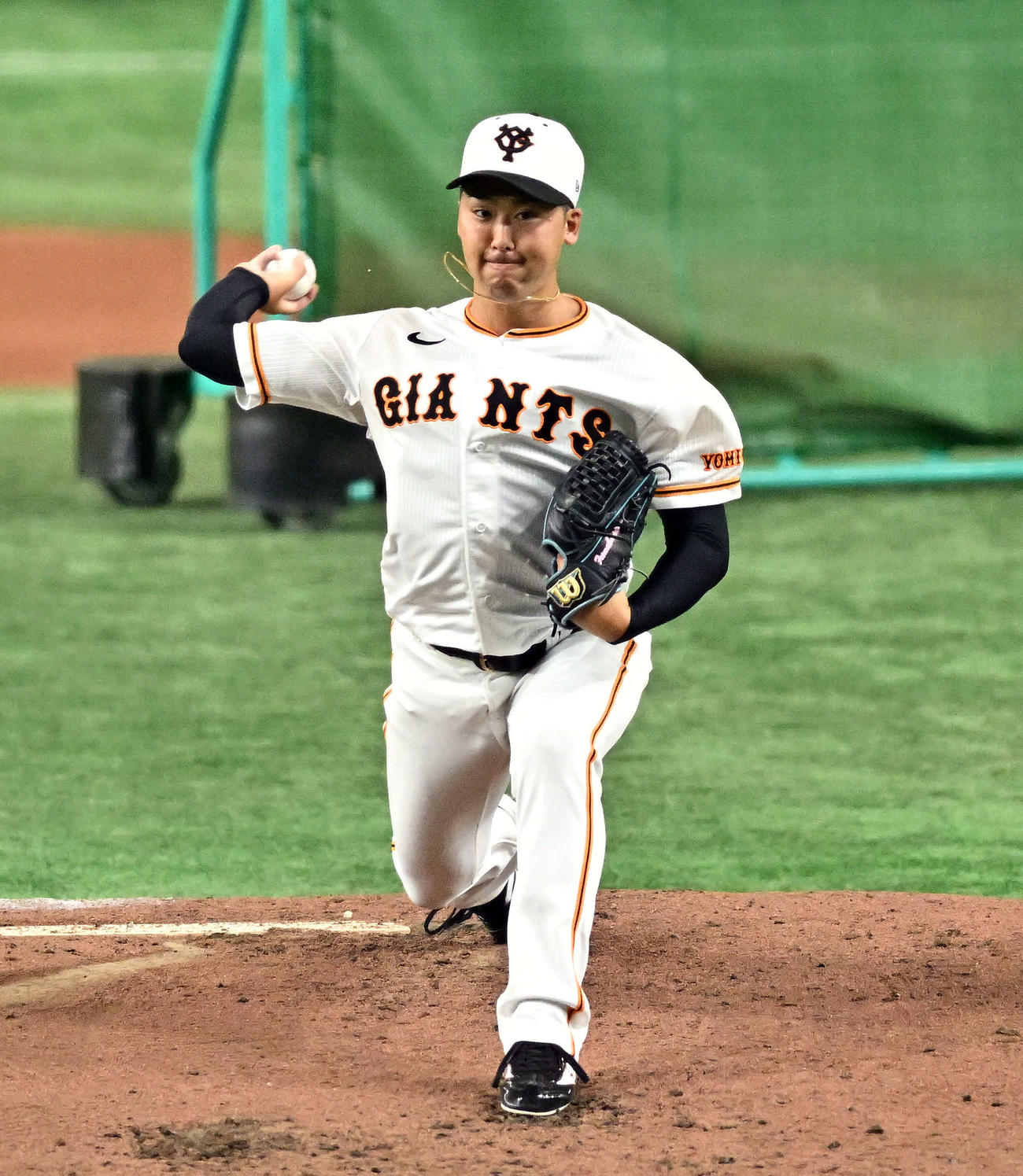 巨人対広島　試合前のシート打撃で投球する巨人船迫（撮影・滝沢徹郎）