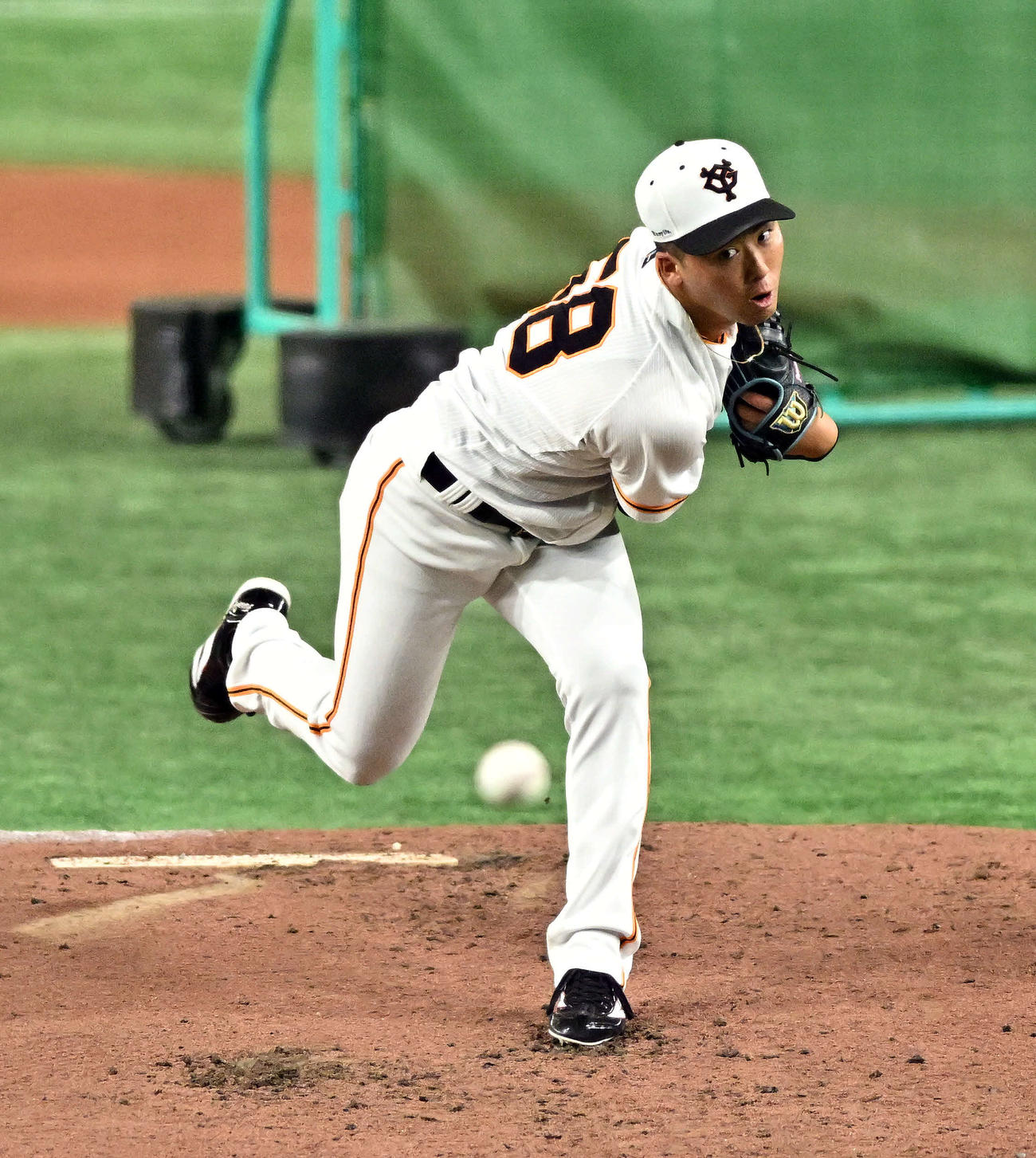 巨人対広島　試合前のシート打撃で投球する巨人船迫（撮影・滝沢徹郎）