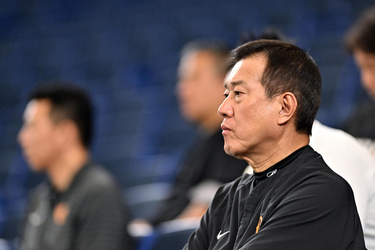 巨人対広島　試合前のシート打撃を見守る巨人原監督（撮影・滝沢徹郎）