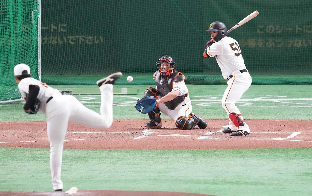 巨人対広島　試合前練習でシート打撃を行う巨人浅野。投手堀田（撮影・鈴木みどり）