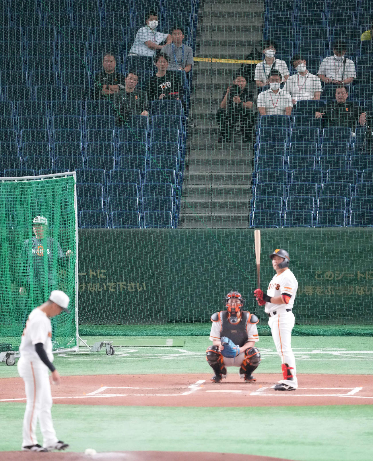巨人対広島　試合前練習で浅野のシート打撃をネット裏から見る巨人原監督（後方右手前）（撮影・鈴木みどり）