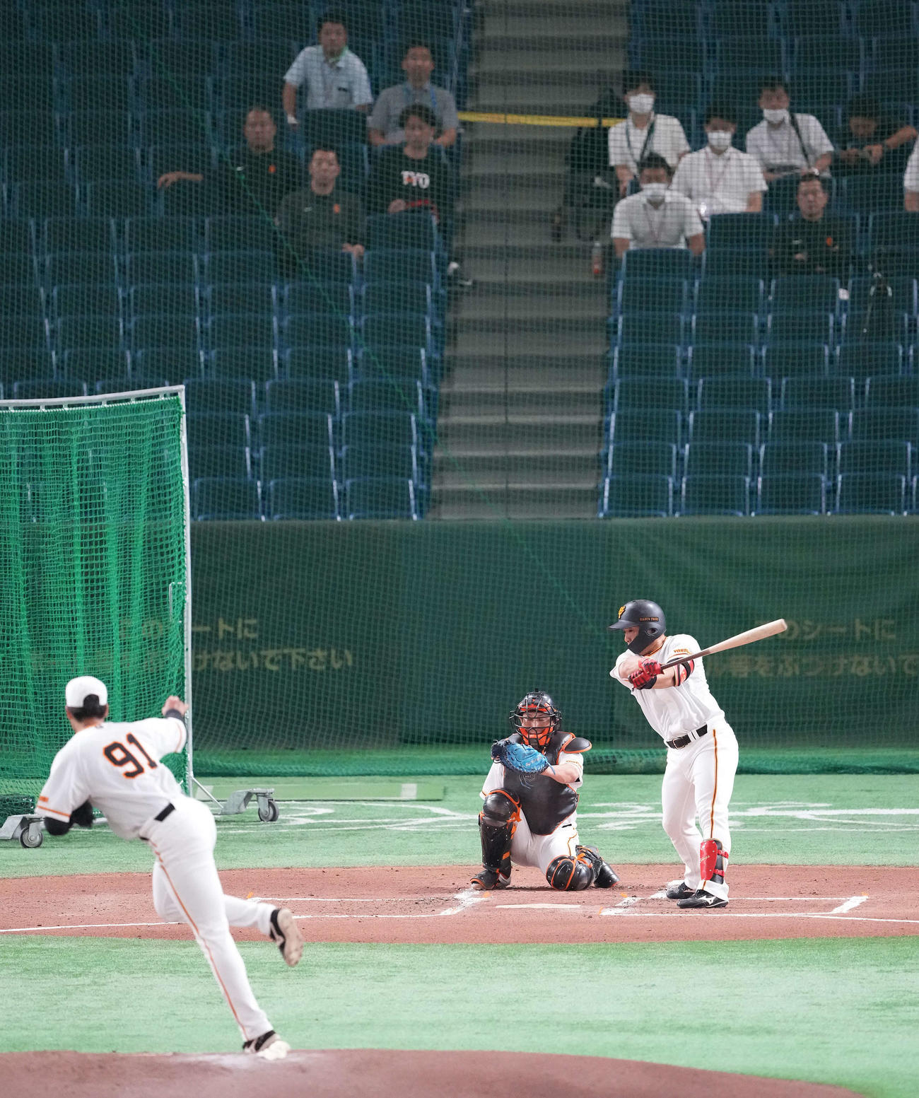 巨人対広島　試合前練習のシート打撃で空振り三振に倒れる巨人浅野。後方右手前は原監督、投手堀田（撮影・鈴木みどり）