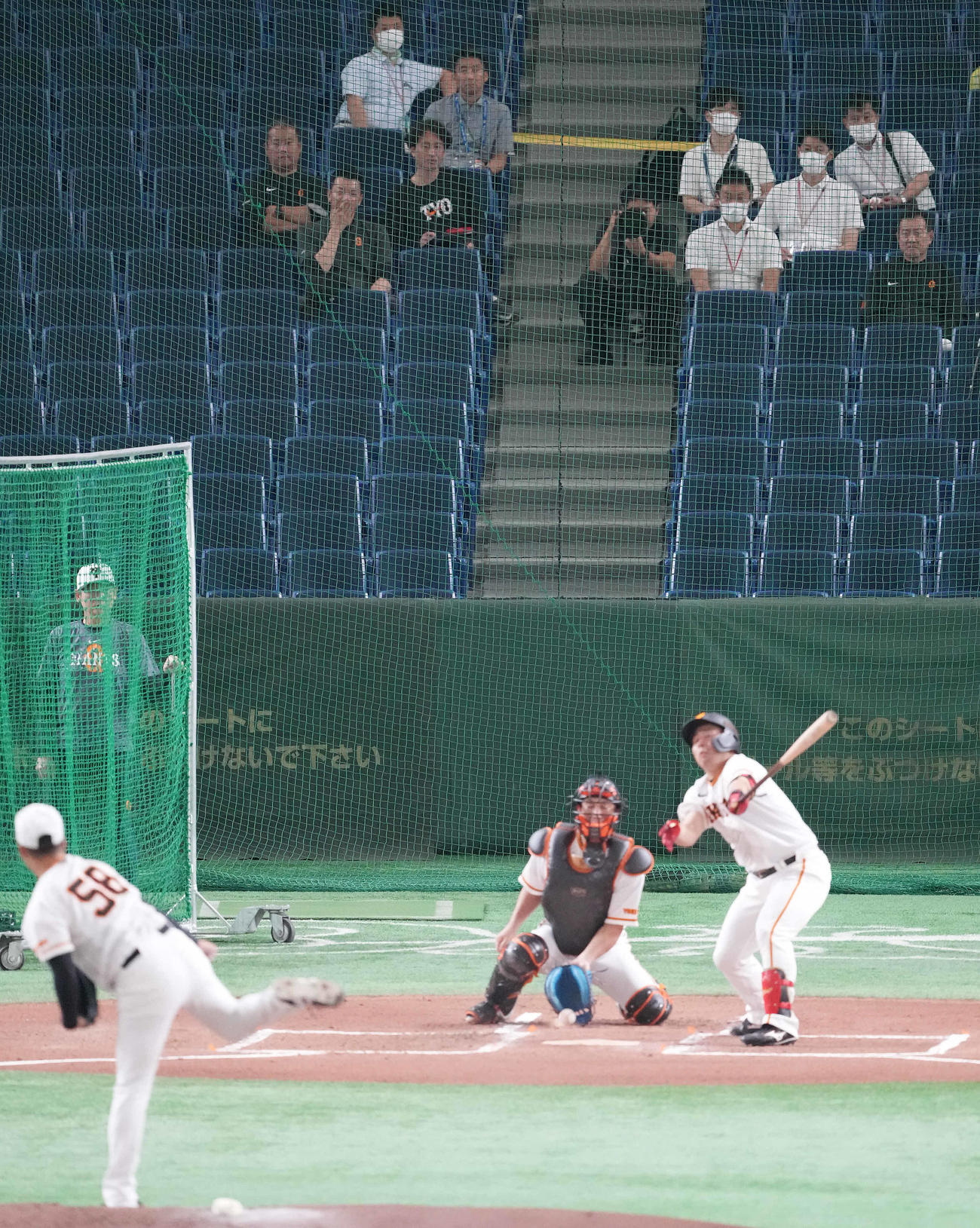 巨人対広島　試合前練習で浅野のシート打撃をネット裏から見る巨人原監督（後方右手前）（撮影・鈴木みどり）