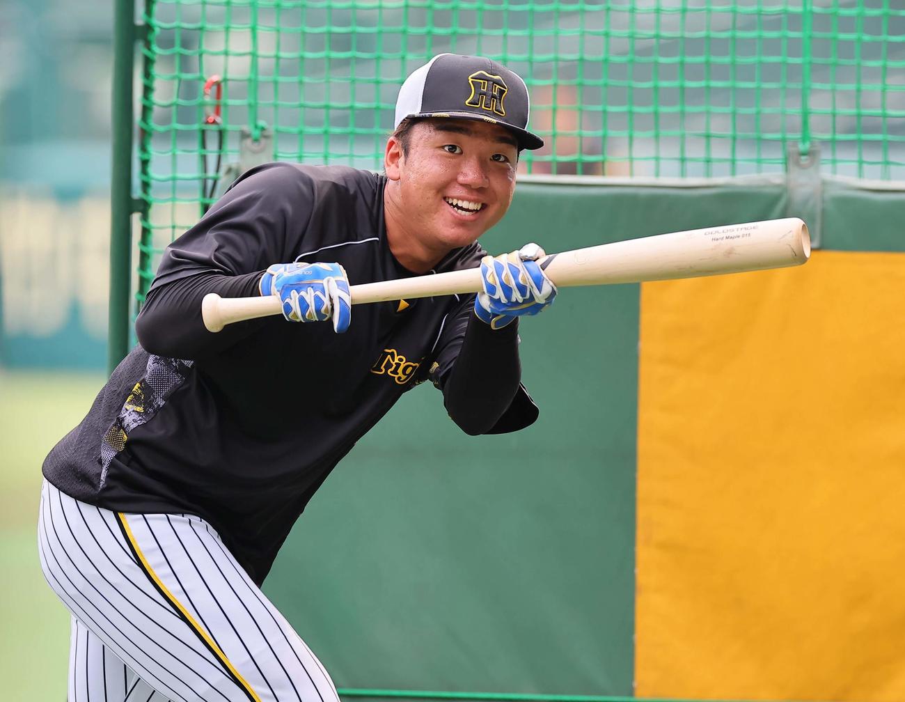 阪神対DeNA　笑顔を見せながらバント練習をする村上（撮影・上田博志）