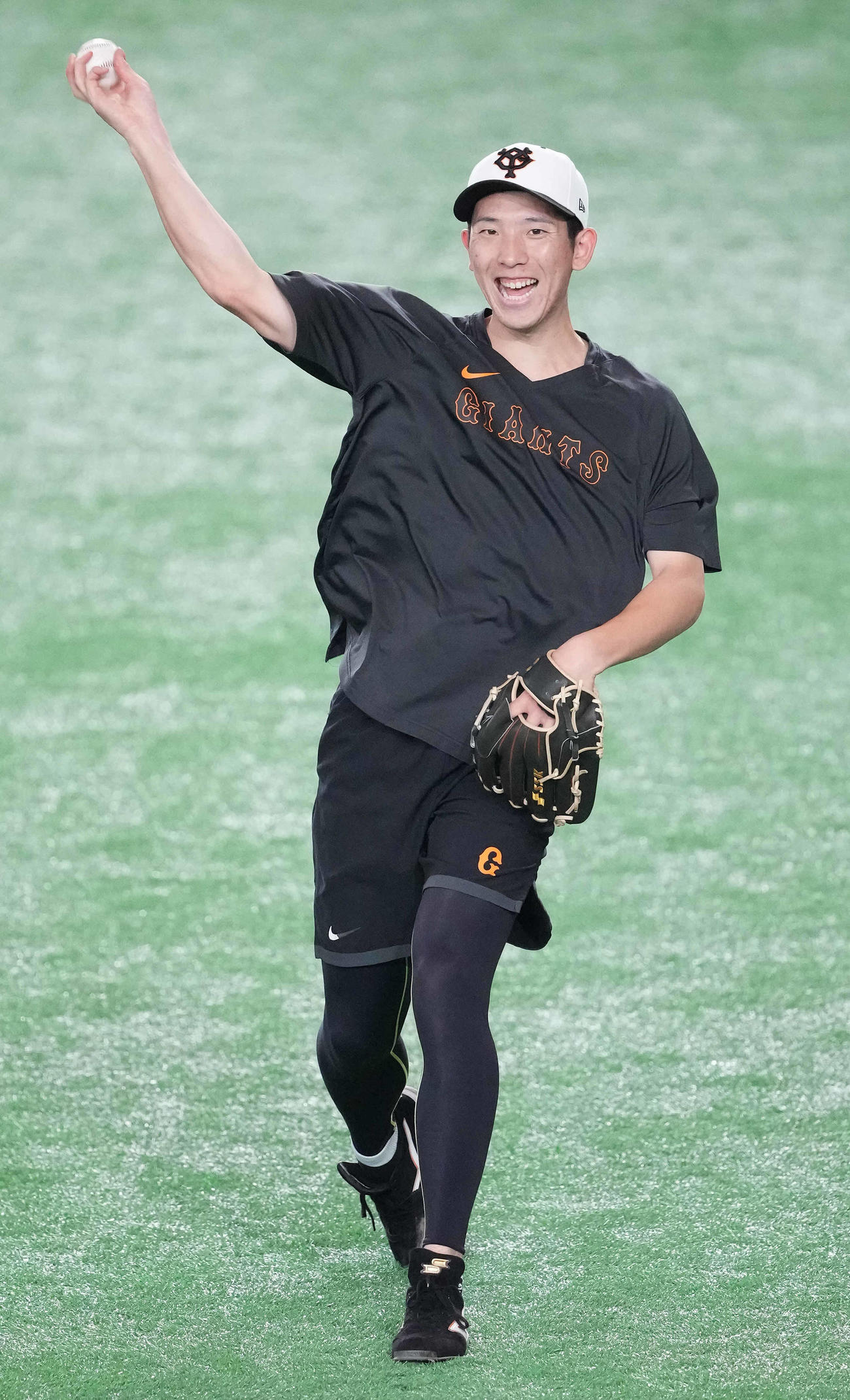 巨人対広島　試合前練習でキャッチボールする巨人戸郷（撮影・鈴木みどり）