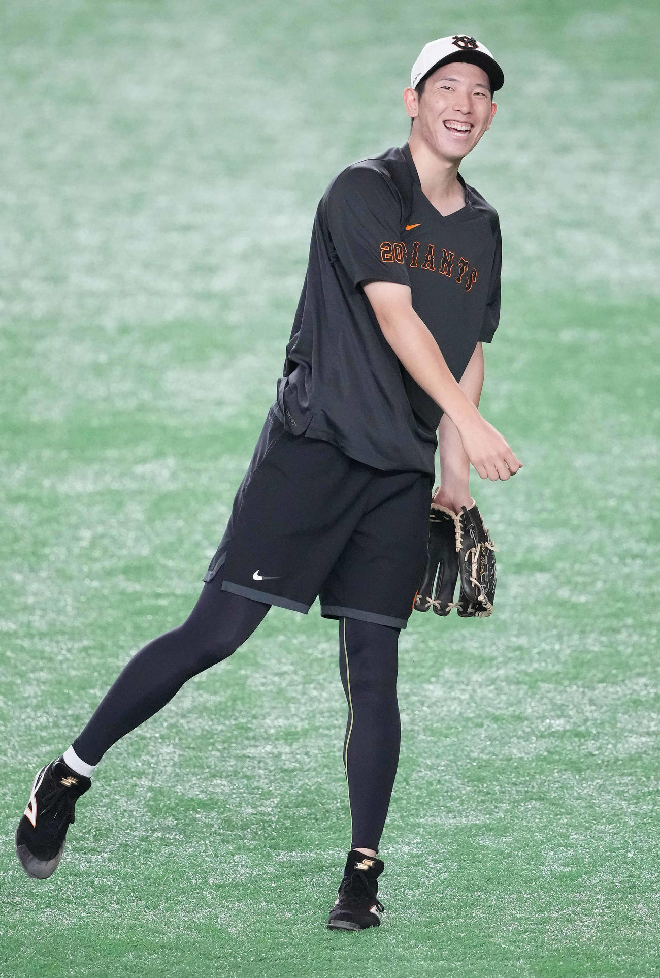 巨人対広島　試合前練習でキャッチボールする巨人戸郷（撮影・鈴木みどり）