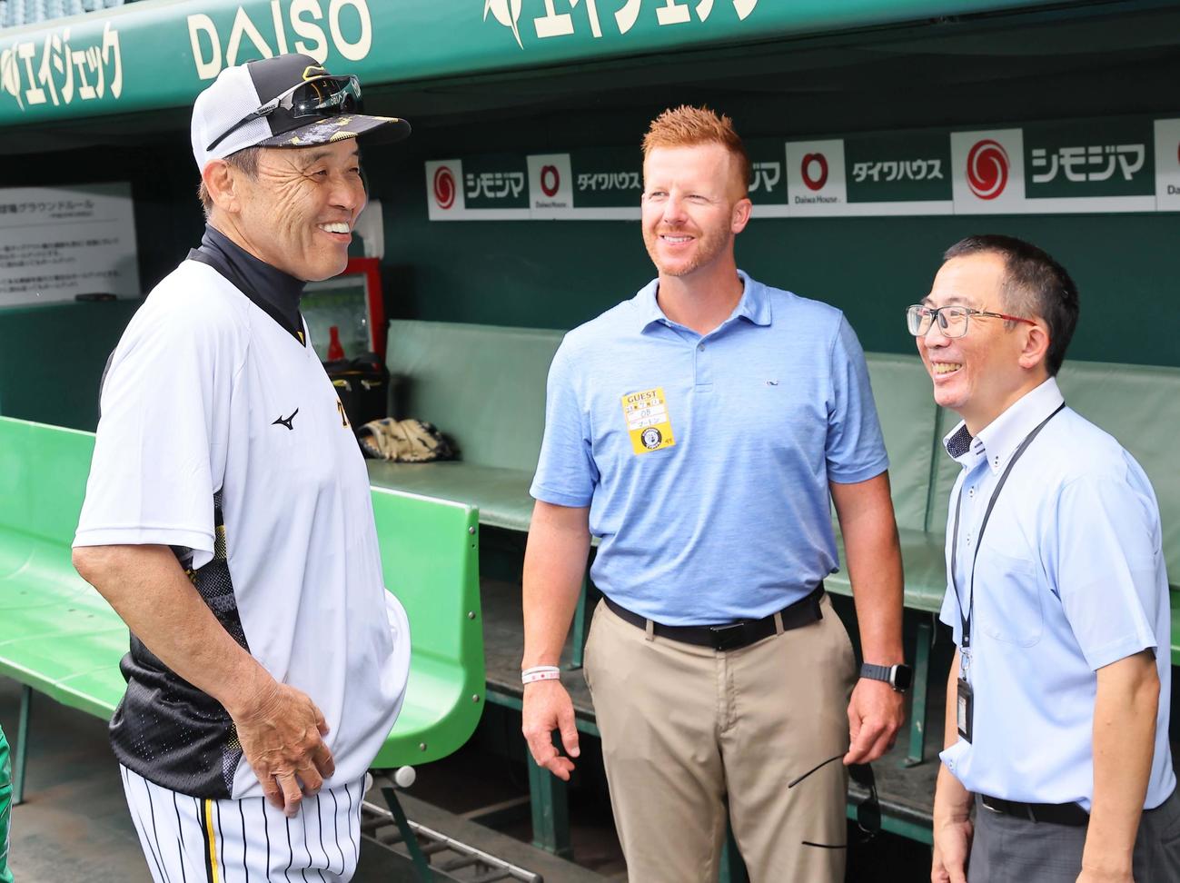 阪神対DeNA　甲子園球場を訪れたマートン氏（右）は岡田監督と握手を交わす（撮影・上田博志）