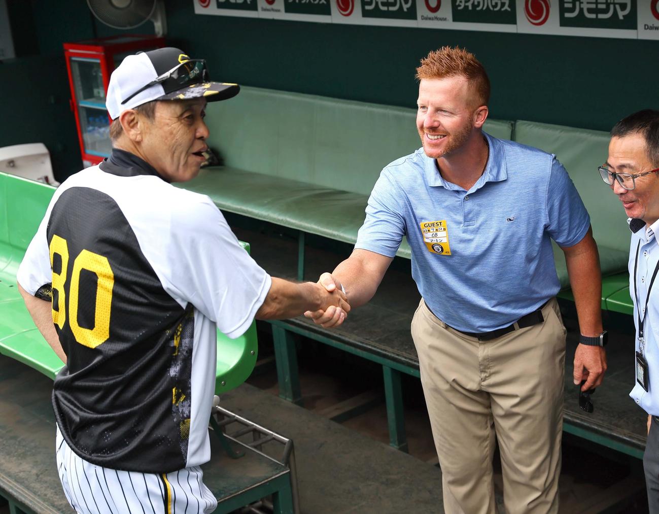 阪神対DeNA　甲子園球場を訪れたマートン氏（右）は岡田監督と握手を交わす（撮影・上田博志）