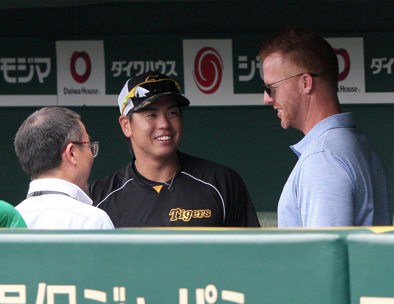 阪神対DeNA　試合前、阪神梅野（中央）は阪神OBマートン氏と笑顔で話す（撮影・上山淳一）