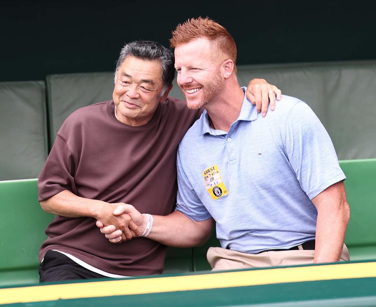 阪神対DeNA　記念撮影をする川藤OB会長（左）とマートン氏（撮影・上田博志）