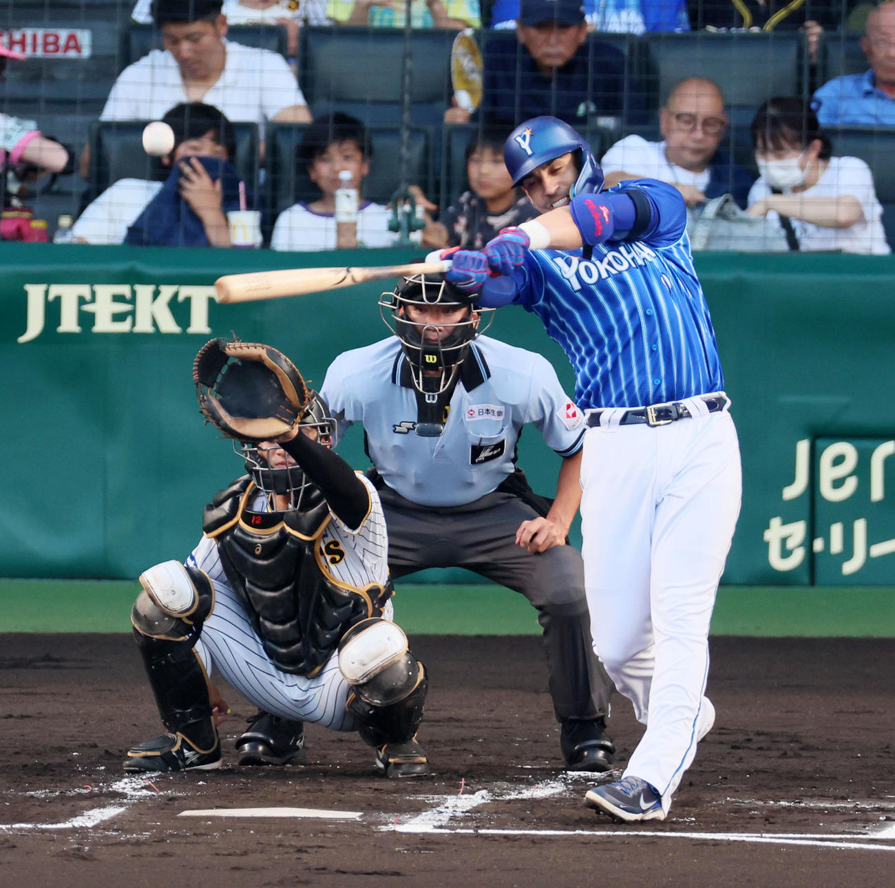 阪神対DeNA 2回表DeNA無死、ソトは中越えソロ本塁打を放つ（撮影・加藤哉）