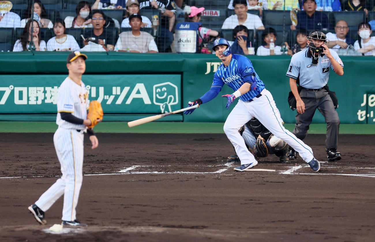阪神対DeNA 2回表DeNA無死、ソトは中越えソロ本塁打を放つ。投手は大竹（撮影・加藤哉）