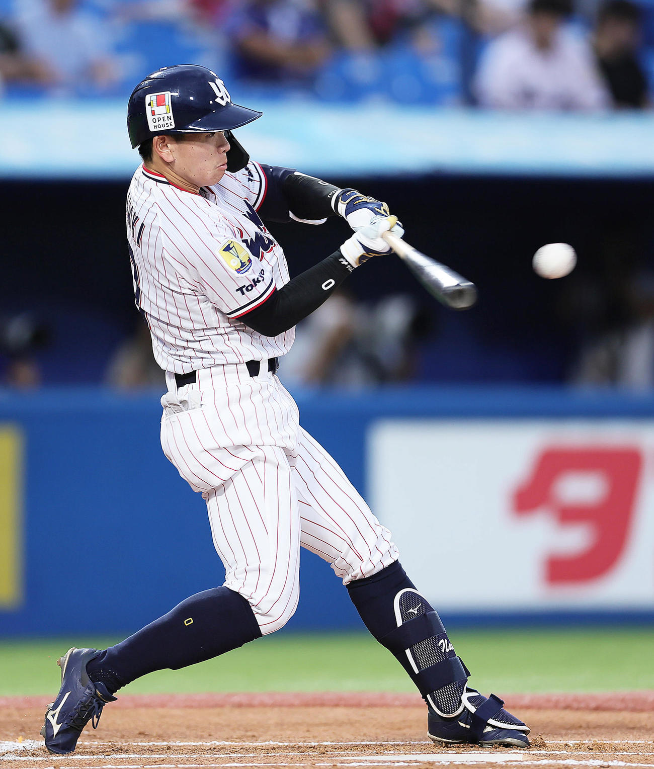ヤクルト対中日　1回裏ヤクルト無死、プロ初本塁打となる先頭打者本塁打を放つ並木（撮影・足立雅史）