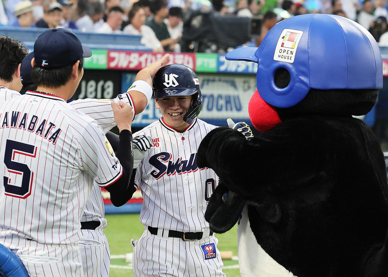 ヤクルト対中日　1回裏ヤクルト無死、プロ初本塁打となる先頭打者本塁打を放ち祝福に笑顔を見せる並木（撮影・足立雅史）