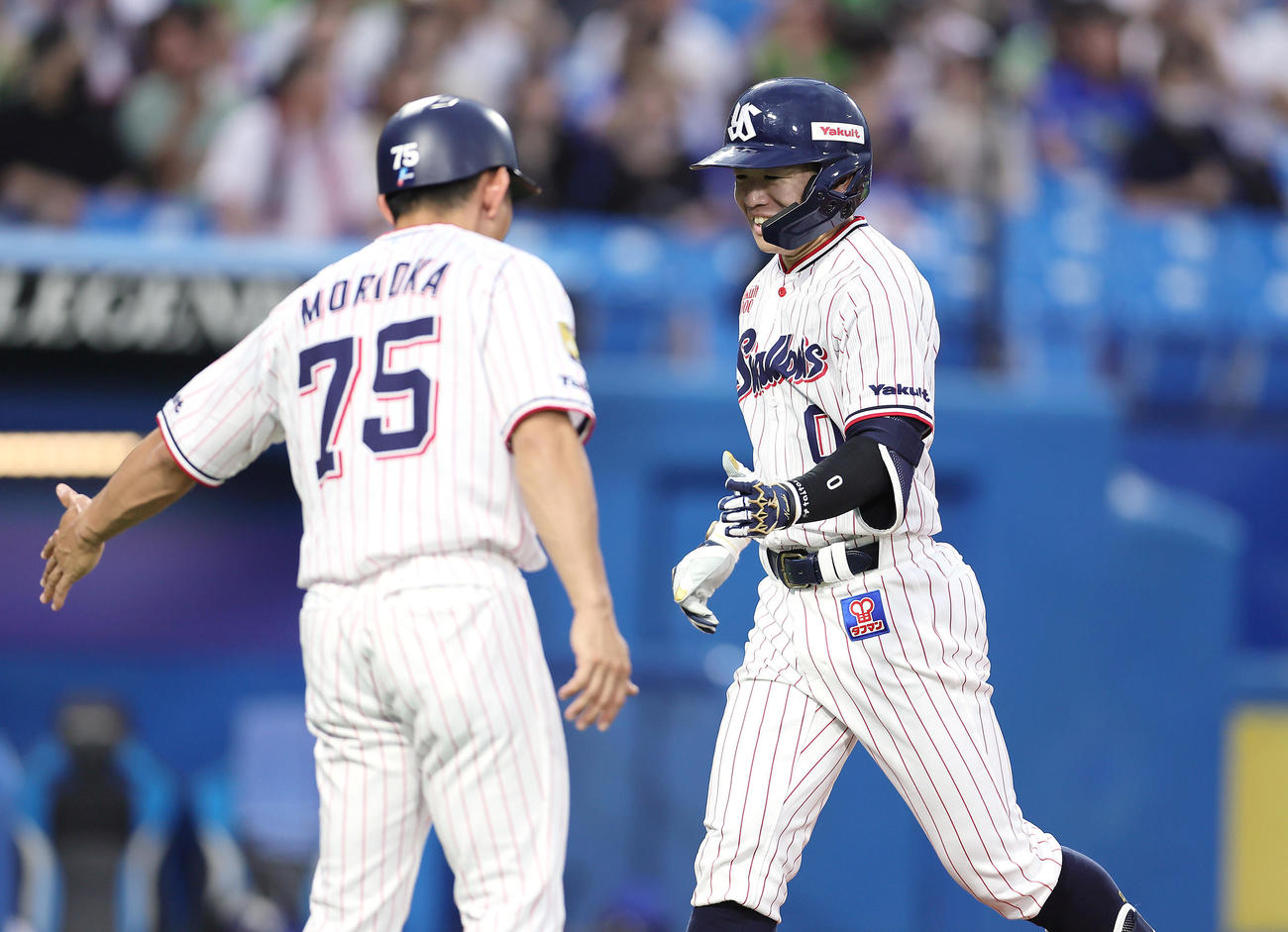 ヤクルト対中日　1回裏ヤクルト無死、プロ初本塁打となる先頭打者本塁打を放ち笑顔でタッチを交わす並木（右）（撮影・足立雅史）