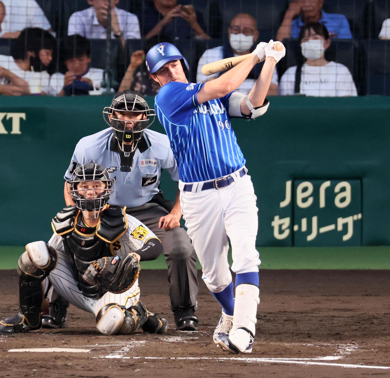 阪神対DeNA 3回表DeNA2死一塁、バウアーは左前打を放つ（撮影・加藤哉）