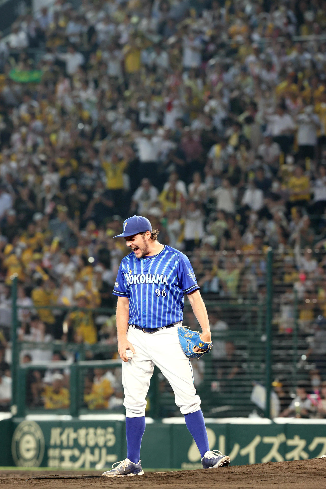 阪神対DeNA 4回裏阪神1死満塁、ノイジーに二塁適時内野安打を浴び悔しげに叫ぶ（撮影・上山淳一）