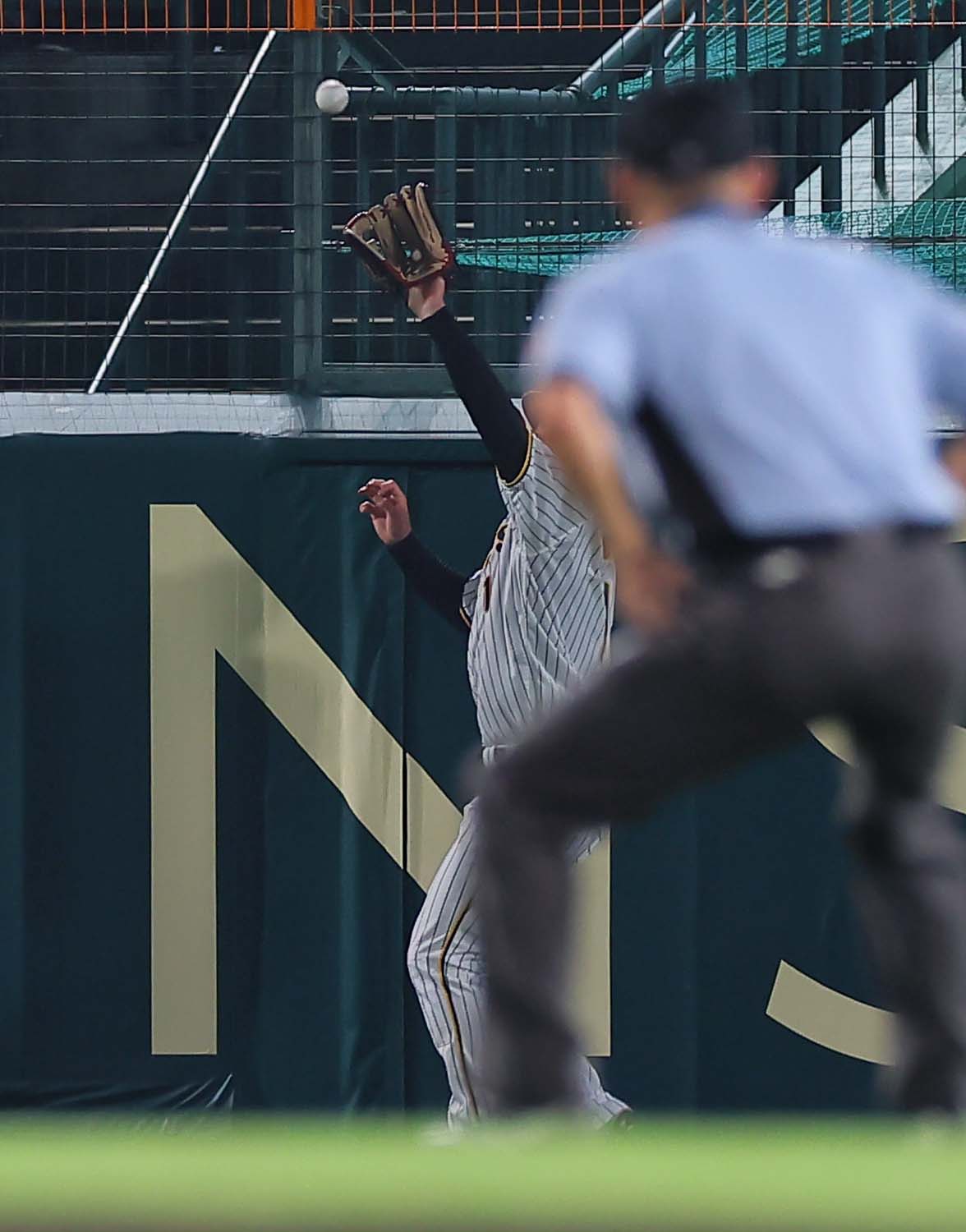 阪神対DeNA 5回表DeNA1死、森下は佐野の中飛を好捕する（撮影・上田博志）