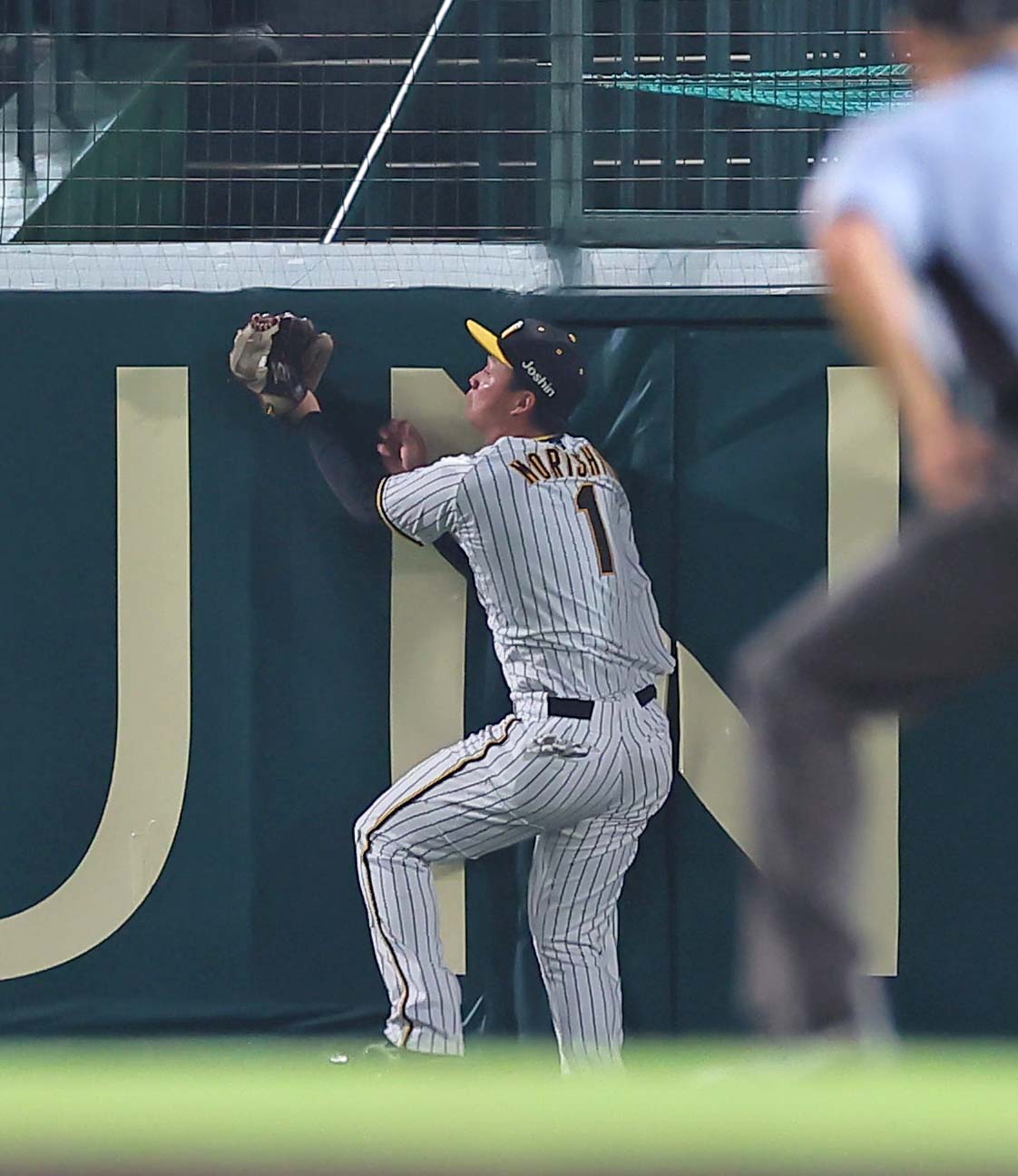 阪神対DeNA 5回表DeNA1死、森下は佐野の中飛を好捕する（撮影・上田博志）