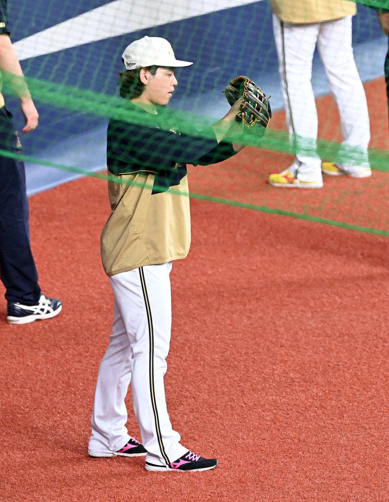 オリックス対ロッテ　右投げ転向した？宮城。誰かのモノマネかな？（撮影・前岡正明）