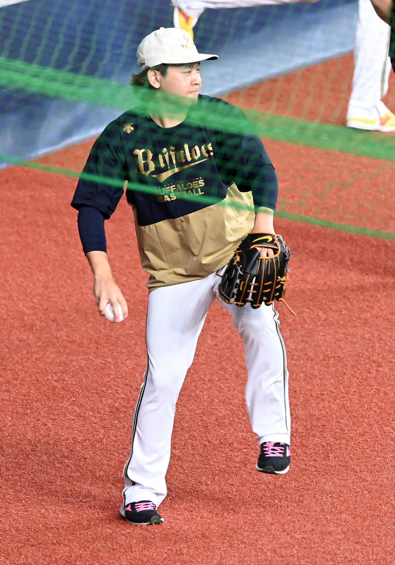 オリックス対ロッテ　右投げ転向した？宮城。誰かのモノマネかな？（撮影・前岡正明）
