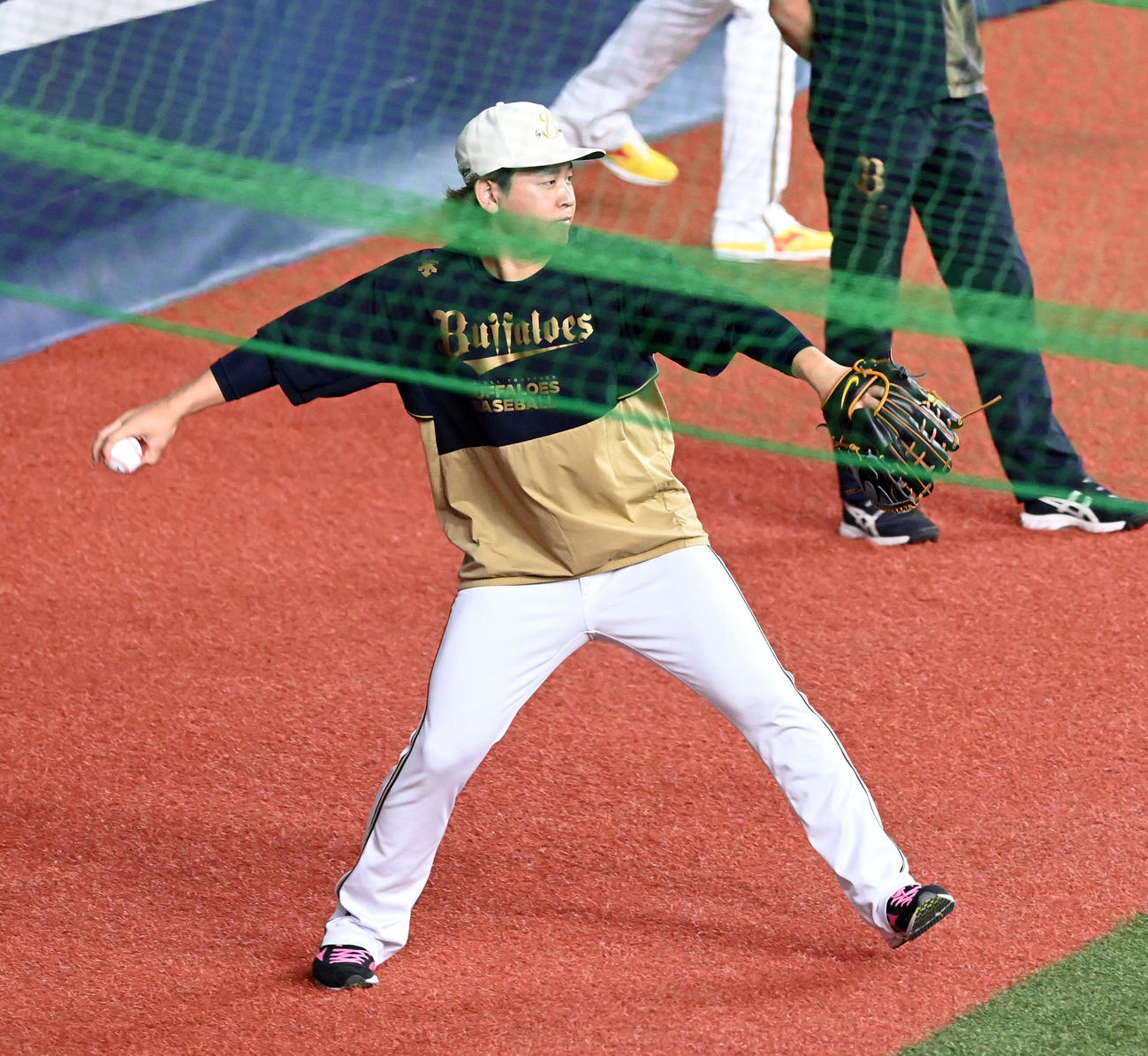 オリックス対ロッテ　右投げ転向した？宮城。誰かのモノマネかな？（撮影・前岡正明）